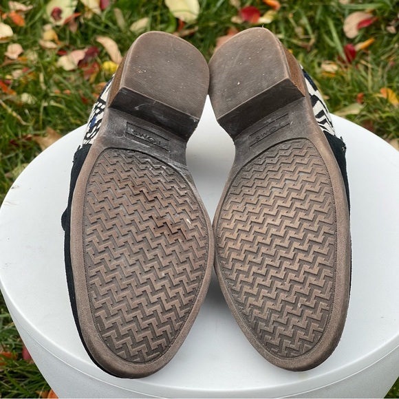Toms Shaye Booties Womens 7.5 Black Aztec Tribal Print Suede Low Ankle Slip On - Picture 9 of 13